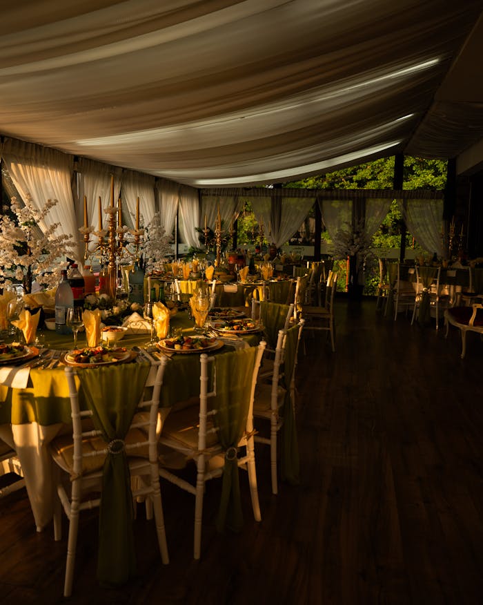 services-04 Charming wedding reception setup in Cluj-Napoca with elegant décor and warm lighting.